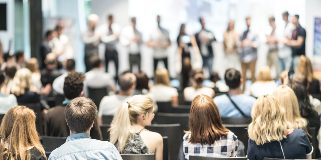 des personnes dans une salle de remise des prix