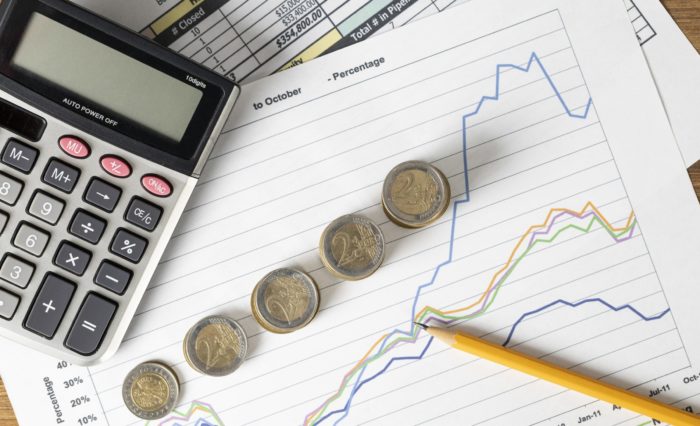 vue-de-dessus-de-la-disposition-des-elements-financiers