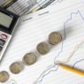 vue-de-dessus-de-la-disposition-des-elements-financiers