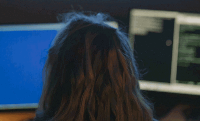 cybersecurite-femme-devant-deux-ordinateurs cybersecurite-femme-devant-deux-ordinateurs
